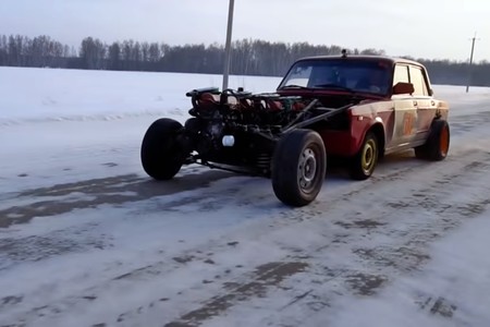 El ruso Vlad se ríe del Bugatti Chiron con un Lada de cuatro motores en línea y 16 cilindros