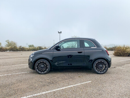 Probamos el Fiat 500e: el icono italiano convertido en coche eléctrico es todo suavidad y dulzura