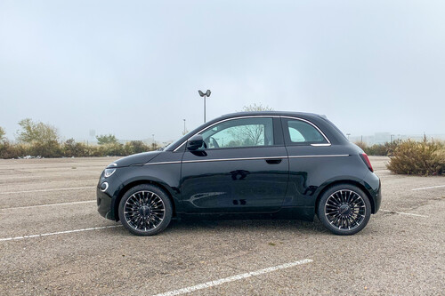 Probamos el Fiat 500e: el icono italiano convertido en coche eléctrico es todo suavidad y dulzura