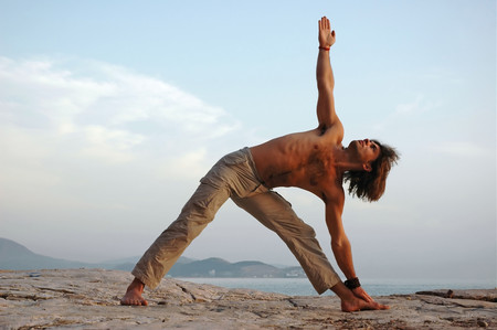 Trikonasana: las claves para realizar la postura del triángulo de Yoga de forma perfecta