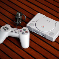 Consola Sony PlayStation Classic, con 20 juegos y dos mandos, rebajadísima en PcComponentes: en oferta por sólo 24,99 euros