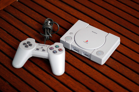 Consola Sony PlayStation Classic, con 20 juegos y dos mandos, rebajadísima en PcComponentes: en oferta por sólo 24,99 euros
