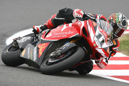Carlos Checa protagoniza un impresionante debut en Superbikes