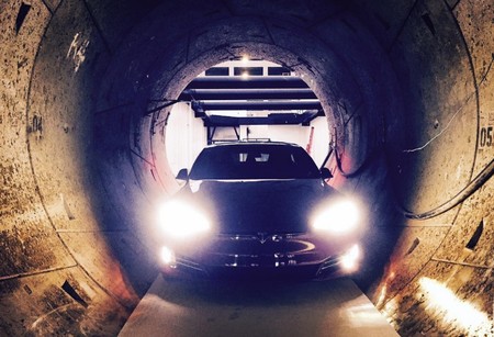 Elon Musk ya ha metido un Tesla Model S en su red de túneles bajo suelo californiano