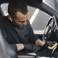 El truco casero para limpiar el coche que lo deja brillante y con buen olor utilizando cosas que tenemos en la cocina 