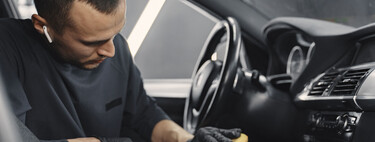 El truco casero para limpiar el coche que lo deja brillante y con buen olor utilizando cosas que tenemos en la cocina 