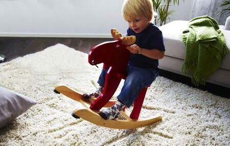 Un Nino Pequeno Jugando En Un Caballo De Color Rojo En Forma 8a1d0d4d394faf3c8e9486dcab32e772