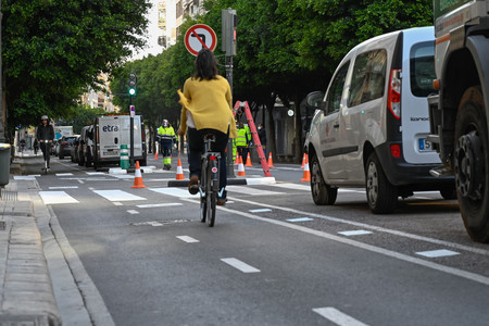 La DGT anima abiertamente por primera vez a dejar el coche y desplazarse en bici por la ciudad
