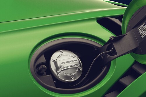 Hay esperanza para los motores de combustión con los combustibles sintéticos: Haru Oni se pone en marcha de la mano de Porsche y Siemens Energy 