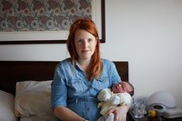 One Day Young, serie de fotografías de bebés con un día de vida en brazos de sus recién estrenadas mamás