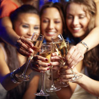 ¿Puedo brindar con alcohol esta noche si estoy embarazada o dando el pecho?