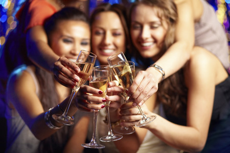 ¿Puedo brindar con alcohol esta noche si estoy embarazada o dando el pecho?