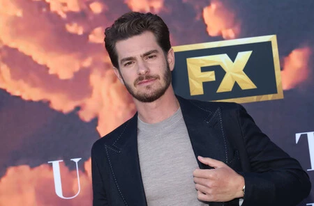 Replicamos el look de aires marineros de Andrew Garfield que seguro será tu mejor apuesta para las fiestas de verano