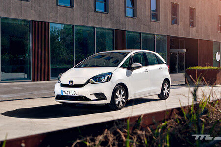 Probamos el Honda Jazz e:HEV, un coche híbrido polivalente muy recomendable y tan racional que roza lo anodino