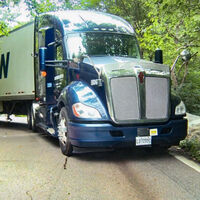 En Vermont hay una carretera tan estrecha que lleva años atrapando camiones. Es tan famosa que hasta le han hecho un juguete