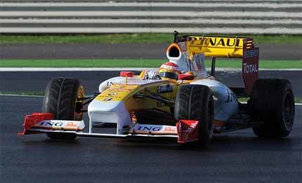 Buemi lidera los tiempos en el estreno de Hamilton y Alonso