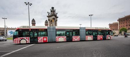 Barcelona estrena un servicio de autobuses híbridos biarticulados