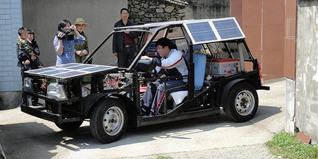 Un estudiante chino de 19 años construye su propio coche eléctrico
