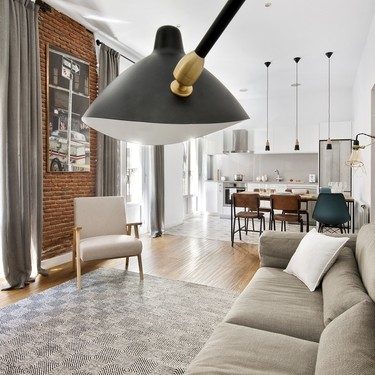 Un piso pequeño de Chamberí redistribuye el espacio para ganar amplitud y dividir la superficie entre zonas comunes y privadas