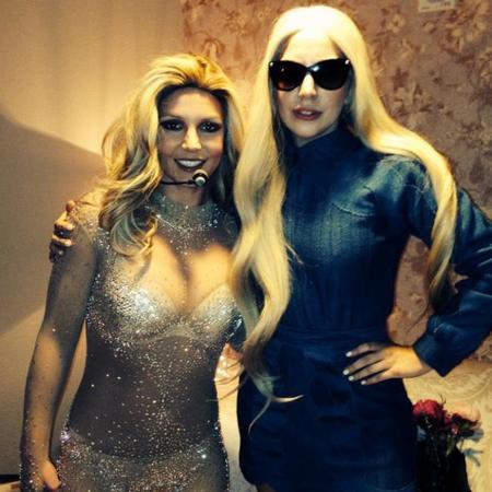 ¿Es una figura de cera? ¿Es una drag queen? ¡NO! ¡Es Britney Spears!