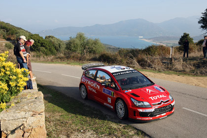 Loeb ya acaricia la victoria en Córcega