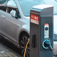 El coche eléctrico necesita inversión, y el Gobierno prevé hasta 24.000 millones en ayudas, pero aportando solo 4.000 millones