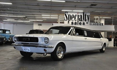 Sigue en venta este Ford Mustang de 1966 que es un poquito más largo de lo normal
