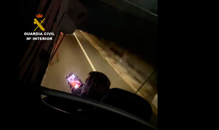 ¡Indignante! Un conductor de autobús recorre más de 30 kilómetros haciendo llamadas y videollamadas con el móvil