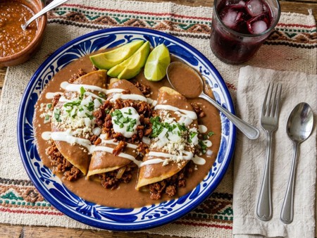 Cómo hacer enfrijoladas con solo 1 lata de frijoles bayos y chorizo: la receta más fácil y rápida para el fin de semana