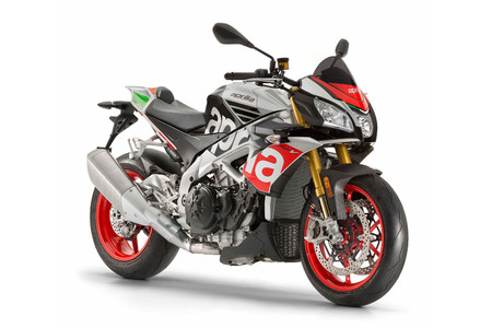 La Aprilia Tuono V4 1100 se retoca: mejores suspensiones, mejor electrónica y desde 16.499 euros