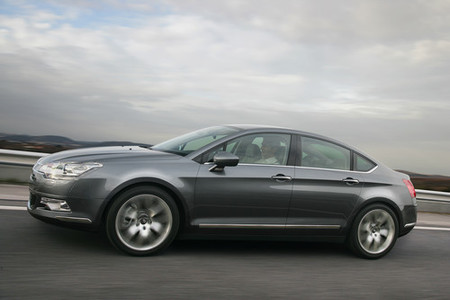 El Citroën C5 cambia motores y actualiza precios