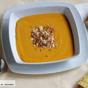 Crema anisada de calabaza asada, zanahoria y patata, la receta ideal para cenar cuando hace frío 