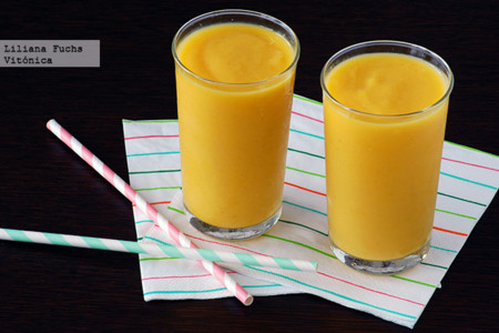 Smoothie o batido de piña, mango y coco. Receta saludable