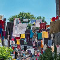 La solución para tender 15 metros de colada en tu balcón ocupa menos que una caja de zapatos 