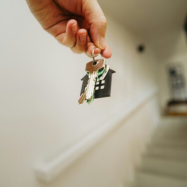 El Gobierno de España lanza una ayuda de 18.000 euros para los jóvenes que se compran o construyan su primera casa: cómo conseguirla 