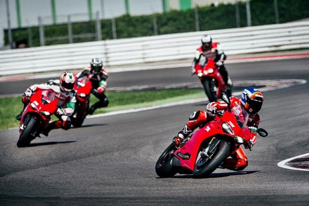 Aprende a mesa puesta y mejora tus habilidades en moto con la Ducati Riding Experience