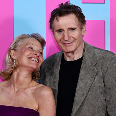 Liam Neeson es el ejemplo perfecto de que el amor no tiene edad (y no es porque se lleve 15 años con Pamela Anderson)