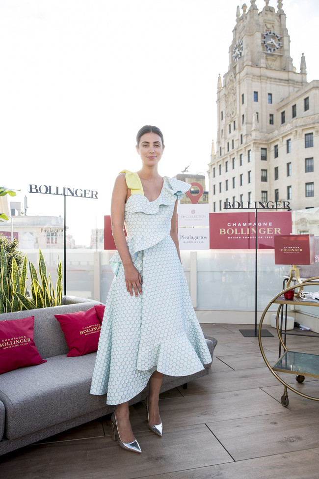 Sassa De Osma Con Vestido De Lunares Blancos Y Azules