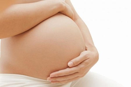 Asocian COVID-19 en el embarazo con edema de piel en el feto, una patología que desaparece cuando la madre supera el virus