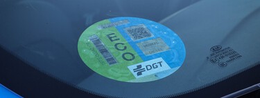 No tengo la etiqueta de la DGT en el coche para entrar en las ZBE: cómo la consigo y dónde la pongo para evitar multas 