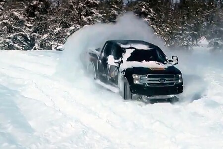 ¡Está viva! Así baila sobre la nieve la Ford F-150 eléctrica, rival del Hummer EV