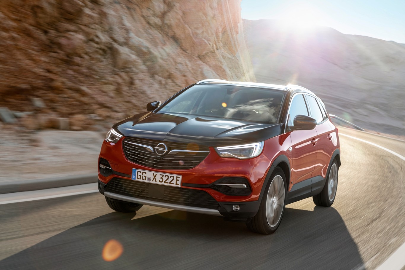 Probamos el Opel Grandland X Hybrid4: el primer coche híbrido enchufable de Opel es un muy confortable SUV de 300 CV