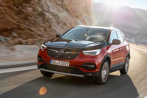 Probamos el Opel Grandland X Hybrid4: el primer coche híbrido enchufable de Opel es un muy confortable SUV de 300 CV