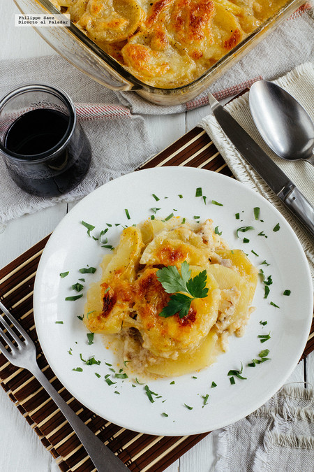 Gratín de papa con pescado y chistorra. Receta fácil