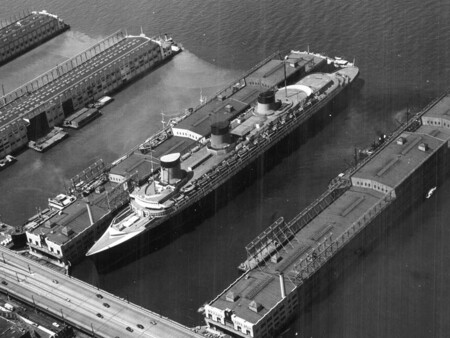 O Normandie atracou no porto de Nova York, no píer 88, local onde se tentou transformá-lo em transporte de tropas.