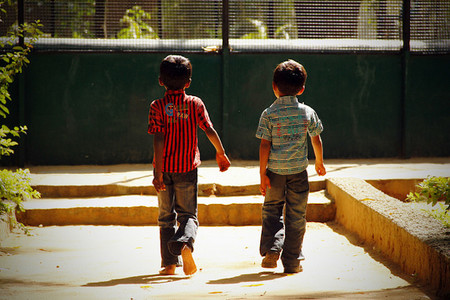 ¿En quien confían los niños cuándo van solos por la calle?