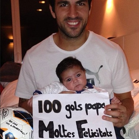 La nena de Cesc Fábregas ya felicita a papá goleador