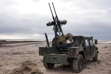 Veículo blindado ucraniano HMMWV com duas metralhadoras Browning M2 para defesa antidrone