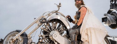 Este cachivache es la nueva arma de Thor. Una moto con motor de avión que parece una máquina del tiempo