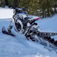 Llega la nieve, y hay gente que está gastando mucho tiempo y dinero en poner orugas a motos deportivas
